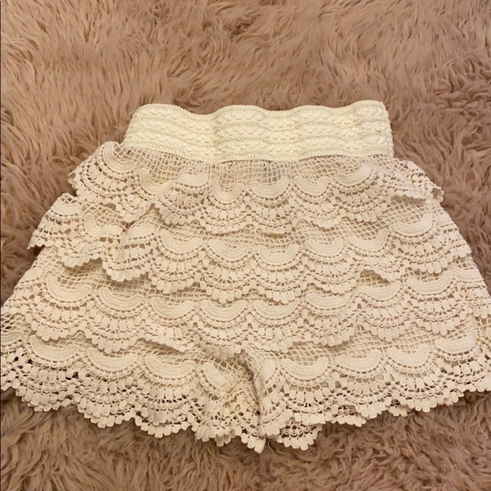 MOVING SALE‼️ Scalloped lace shorts